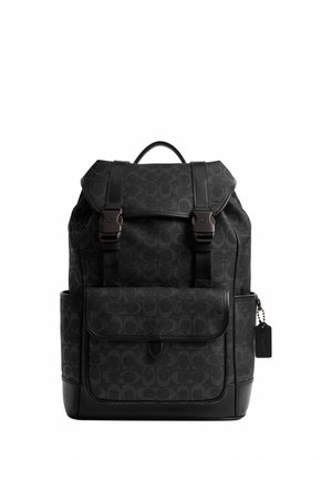 Fekete mintás hátizsák fedéllel és két csattal ellátott pánttal, elülső zseb patentos zárral, oldalzsebek, valamint egy lógó címke jobb oldalon.