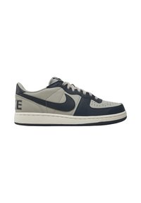 Baskets basses Nike en cuir bleu marine et gris. Elles possèdent un bout perforé, des lacets gris et un logo sur le talon. Semelle en caoutchouc.
