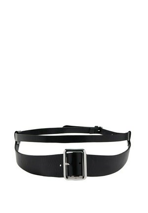 Cinturón de cuero negro con hebilla rectangular de plata, mostrado plano con correa ajustable y dos orificios para abrochar.