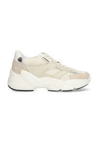 Beżowe buty sportowe z siateczki i zamszu z dodatkami w kolorze srebrnym, przesadnie duża biała podeszwa, okrągły czubek i wiązanie. Szczegółowe szwy i fakturowane panele.