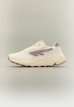 Krem og støvete rosa treningssneaker med mesh-paneler, semskede overlapp og "SHADOW"-logo på siden.