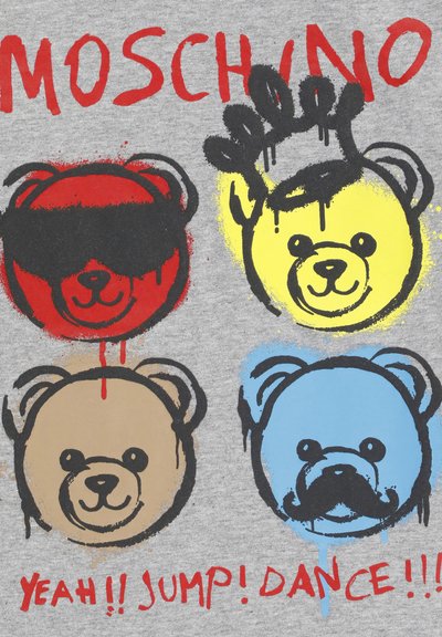 Quattro facce di orsetti colorati su uno sfondo grigio con testo rosso che recita "MOSCHINO" in alto e "YEAH!! SALTA! BALLA!!!" in basso.