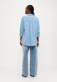 ONLY Petite ONLMARY CANBERRA AUTHENTIC - Blúzka so zapínaním na gombíky - medium blue denim
