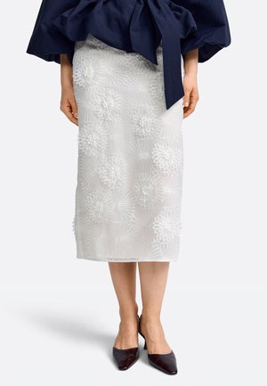 Ozko oprijeto krilo - white