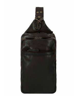 Borsa a tracolla in pelle marrone con una finitura testurizzata, dotata di un dettagliato ancoraggio prominente sulla tracolla e svariati scomparti con zip.