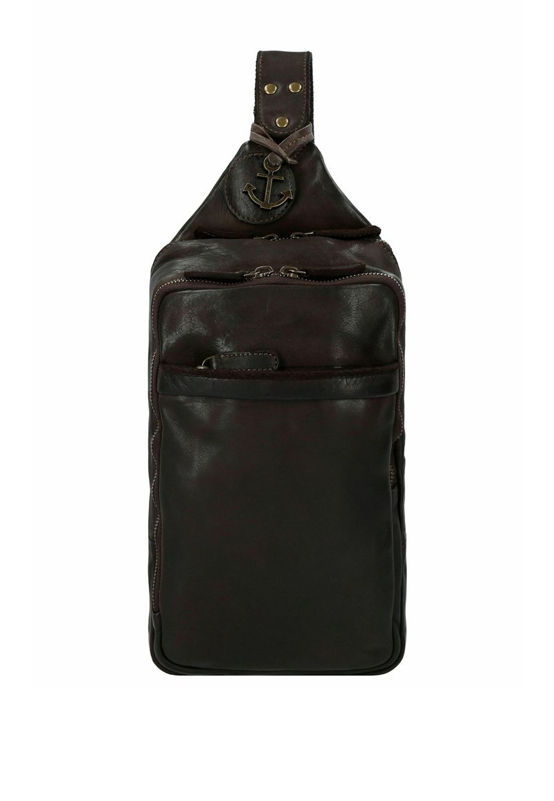 Borsa a tracolla in pelle marrone con una finitura testurizzata, dotata di un dettagliato ancoraggio prominente sulla tracolla e svariati scomparti con zip.