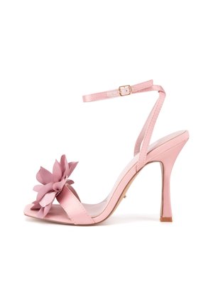 Sandalia de tacón alto de satén rosa con un detalle floral, diseño de punta abierta, correa en el tobillo y tacón delgado. Textura suave en toda la superficie.