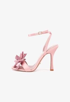 Różowa sandałka na wysokim obcasie z satyny z kwiatowym zdobieniem, otwartymi palcami, paskiem wokół kostki i smukłym obcasem. Gładka faktura na całej powierzchni.