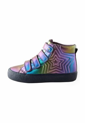 Sneaker alta in materiale sintetico iridescente, con tre cinturini regolabili in Velcro, motivo a stella sul lato, suola in gomma nera e punta arrotondata.