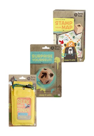 Trzy zestawy gier przygodowych na świeżym powietrzu Terra Kids z rysunkowymi wzorami zwierząt i przyrody, w tym mapa ze stemplami, kostki przygody i karty do znalezienia.