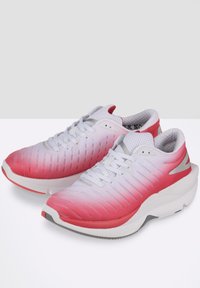 Rote und weiße Sportschuhe mit einem Verlaufdesign, strukturiertem Obermaterial und grauen Akzenten. Sie verfügen über eine gepolsterte Sohle und eine Schnürung.