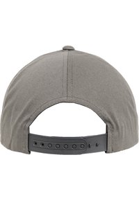 Grå kasket med rund form, struktureret stof og justerbar plast snapback-lukning. Ingen synlige logoer eller mønstre.