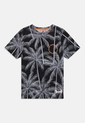 Sort t-shirt med korte ærmer med gråt palmetræsmotiv, orange cirkulær tekst på brystet og hvid rektangulær mærkeetiket nær kanten.
