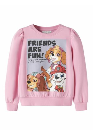 Sweat-shirt rose pour enfants avec trois chiots dessinés et un texte disant que les amis sont amusants et que le temps passé ensemble est du temps bien employé.