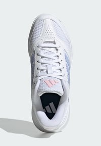 Zapatilla deportiva blanca con parte superior de malla y cuero, con rayas azul claro y un logo rosa en la lengüeta. Diseño perforado distintivo.
