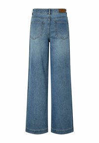 Jeans de pierna ancha en denim azul claro. Presenta una cintura alta, cinco bolsillos y un parche de cuero marrón con el logo en la parte trasera de la cinturilla.