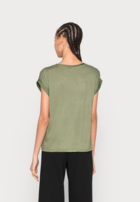 Olivgrünes kurzärmeliges T-Shirt mit lockerer Passform, aufgerollten Ärmelbündchen und rundem Ausschnitt, gefertigt aus weichem, leichtem Material.