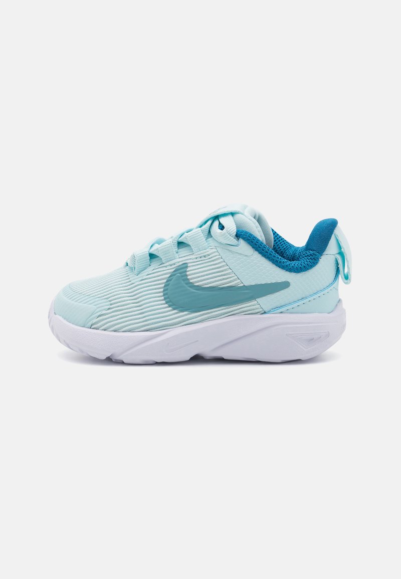 Lyseblå sneakers med et teksturert meshupp, hvit mellomsåle og en turkis aksent på hælen og snørene. Har en glatt overflate.