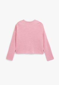 Maglione rosa lavorato a maglia con maniche lunghe, texture a coste, scollo rotondo e design corto. Nessun marchio o motivo visibile.