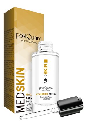 Frasco gotero de vidrio transparente etiquetado como MedSkin Hyaluronic Serum de postQuam con caja de embalaje a juego en dorado y blanco.