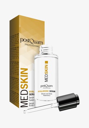 Frasco gotero de vidrio transparente etiquetado como MedSkin Hyaluronic Serum de postQuam con caja de embalaje a juego en dorado y blanco.