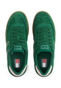 Grønne semskede sneakers med teksturfinish, med en rosa aksentstripe og et logo-lapp over snøringene. Gummisåle.