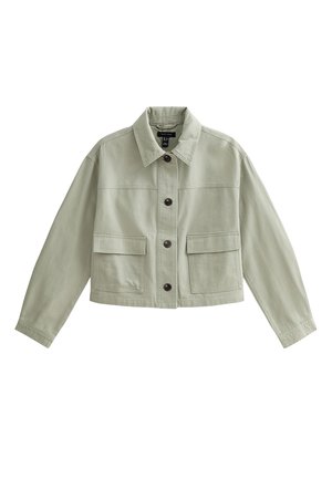 Veste courte vert clair à manches longues, avec fermeture à boutons, deux poches à rabat et un col pointu.