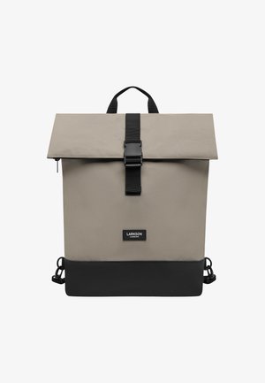 Szürke hátizsák, felhajtható záródással, állítható fekete pántokkal, fekete alsó résszel és logóval az elején. Water-resistant anyag.