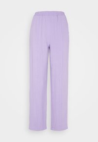 Pantalon violet clair en tissu doux et texturé, doté d'une ceinture élastique et de jambes droites, avec des coutures verticales discrètes.