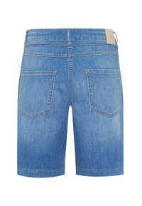 Shorts en denim bleu clair, avec une coupe droite, taille mi-haute, deux poches arrière et un subtil détail de couture le long de l'ourlet.