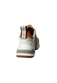 Weiße und beigefarbene Sneaker mit einem strukturierten Fersenbereich, schwarzem Zugband und geprägt Branding auf der Rückseite. Verfügt über eine Gummisohle für besseren Halt.