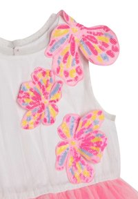 Valkoinen mekko, jossa on vaaleanpunainen tüllihame. Sisältää kolme suurta kukka-applikaatiota, joissa on värikkäitä paljetteja vaaleanpunaisena, keltaisena ja sinisenä. Suloinen pinta, ilman hihoja.