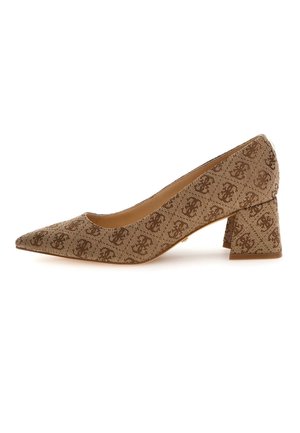 Zapato de mujer marrón con punta puntiaguda, tacón bajo de bloque y diseño de monograma por todo el calzado.
