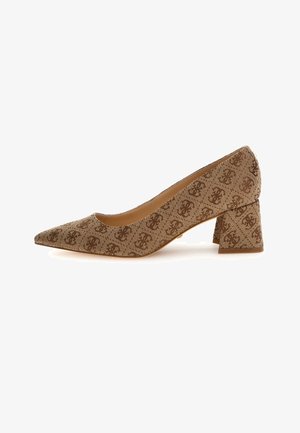 Zapato de mujer marrón con punta puntiaguda, tacón bajo de bloque y diseño de monograma por todo el calzado.
