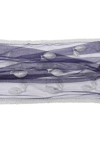 Tessuto trasparente viola con ricami argento a motivi foglia, con un bordo argento testurizzato lungo il bordo.