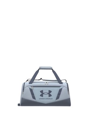 Bolsa de deporte Under Armour gris y gris oscuro con asas dobles, bolsillos frontales con cremallera y logo centrado sobre un fondo blanco liso.