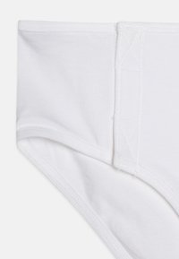 Witte katoenen slip met een gladde textuur, voorzien van een brede tailleband en nette stikdetails aan de randen.