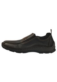 Scarpa nera in pelle slip-on con superficie testurizzata, cuciture a contrasto e suola in gomma. Dotata di una linguetta sul tallone.