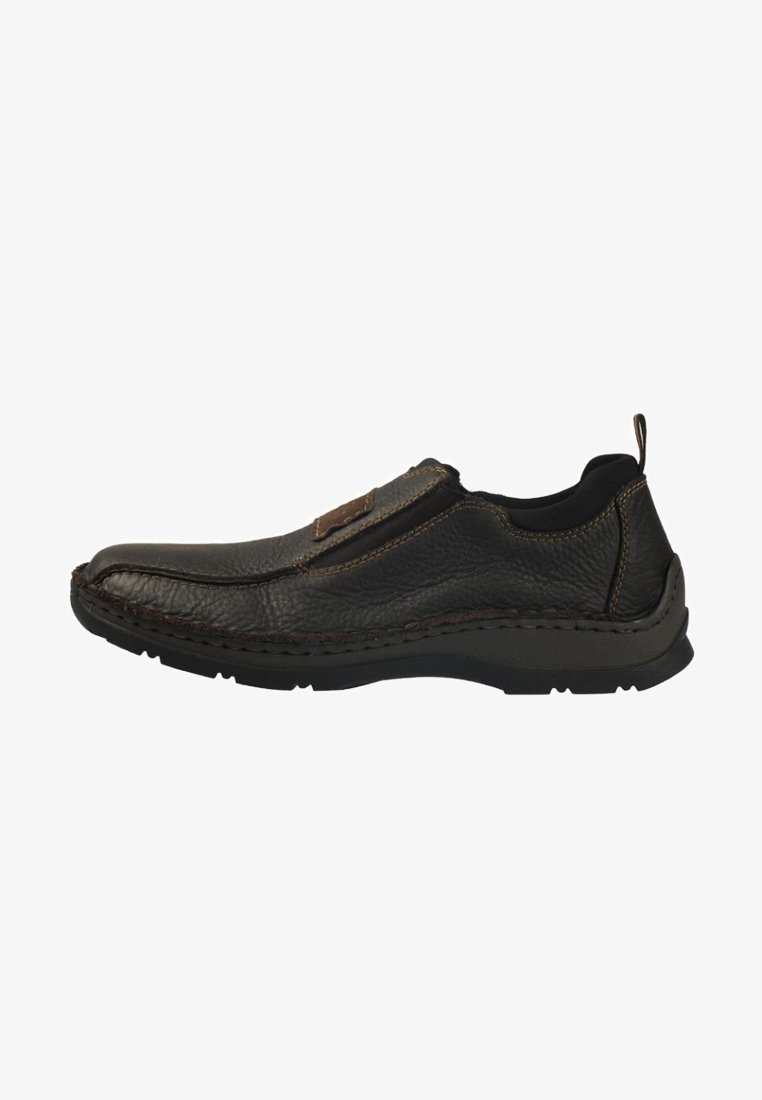 Scarpa nera in pelle slip-on con superficie testurizzata, cuciture a contrasto e suola in gomma. Dotata di una linguetta sul tallone.