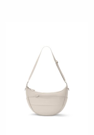 Bézs, félhold alakú oldaltáska állítható pánttal, elülső cipzáras zsebbel és finom logóval a közepén, egyszínű fehér háttéren.