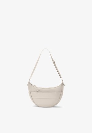 Bézs, félhold alakú oldaltáska állítható pánttal, elülső cipzáras zsebbel és finom logóval a közepén, egyszínű fehér háttéren.