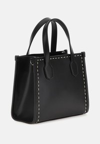Borsa a tracolla in pelle nera con due manici corti, forma rettangolare, cuciture a contrasto lungo i lati e una superficie liscia.