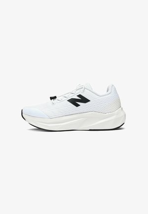 Weiße Sportschuh mit strukturiertem Mesh-Obermaterial, schwarzem Logo und einer dicken, gepolsterten Zwischensohle. Verfügt über eine glatte, abgerundete Zehenpartie und eine Zuglasche.