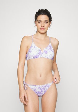 Conjunto de bikini tie-dye roxo com um top triangular com decote em V e alças ajustáveis, combinado com cuecas de cintura baixa com laços laterais.
