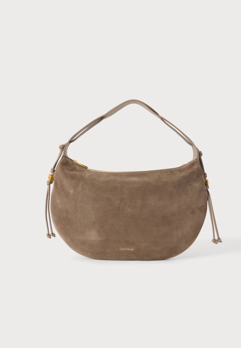 Sac à main en daim marron en forme de croissant avec une sangle simple, des pampilles latérales, une fermeture éclair dorée et un petit logo de marque doré au centre avant.