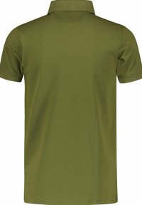 Olivově zelené polo tričko s krátkými rukávy, stojáčkovým límcem a texturovanou tkaninou. Má jednobarevný design bez viditelných vzorů nebo akcentů.