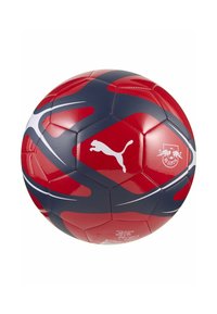 Balón de fútbol rojo y azul marino con una superficie brillante, paneles hexagonales, logo de Puma y emblema del club Leipzig. Textura suave y colores vibrantes.