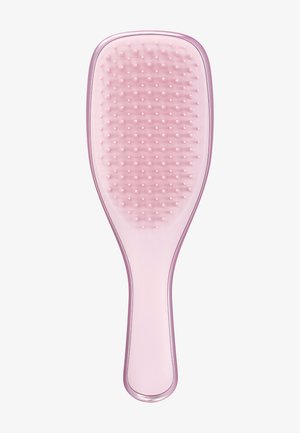 Brosse à cheveux en plastique rose avec un paddle rectangulaire et des poils arrondis sur fond blanc.