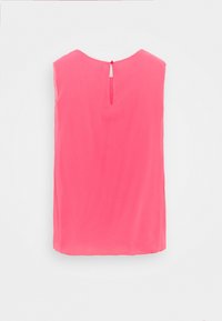 Ärmlös topp i stark rosa, lätt tyg, avslappnad passform, rundad halsringning med en nyckelhålsöppning bak, inga synliga mönster.