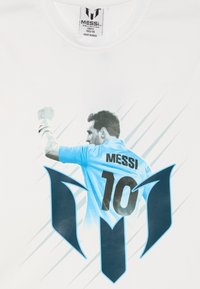 Tricou alb cu un grafic al unui jucător în echipament albastru, cu pumnul ridicat, însoțit de înscrisurile "MESSI" și "10" evidențiate.
